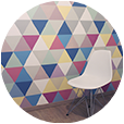 Vista de la pared pintada con triángulos multicolores del vertedero esta lleno de Picassos